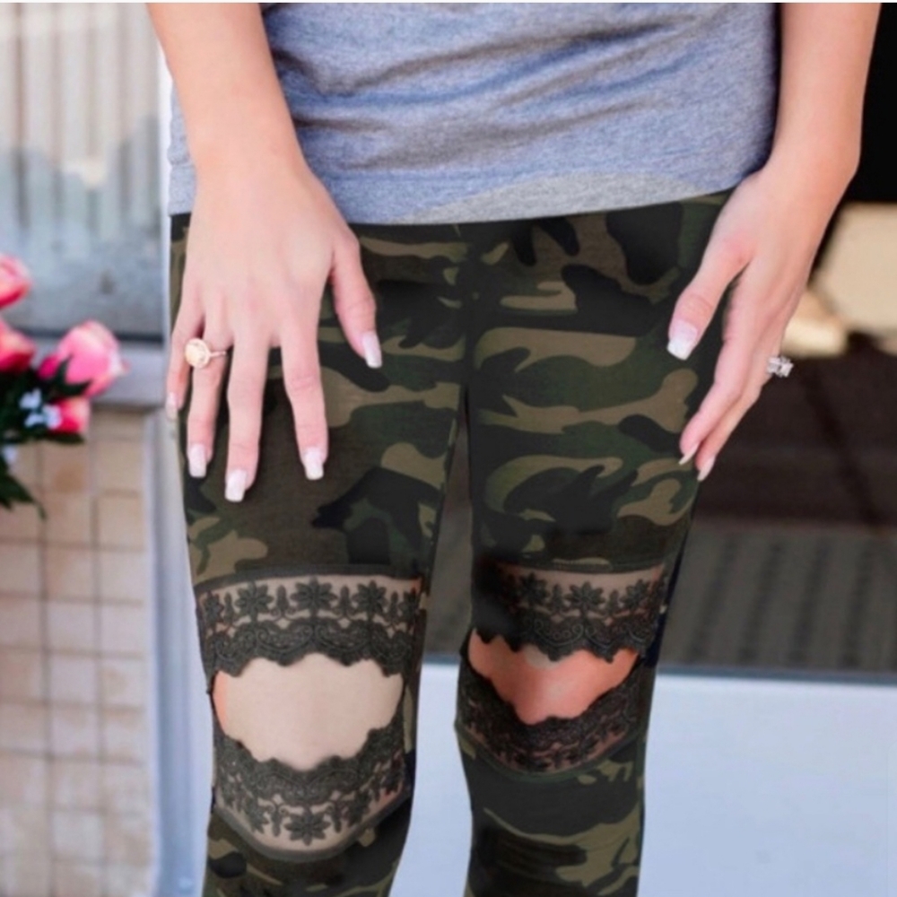 NWOT Floral Hollow Out Camo Skinny Leggings 🔥😍